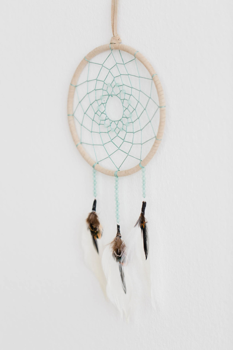 Easy DIY dreamcatcher tutorial - fun to make, easy to customize, and a great gift idea